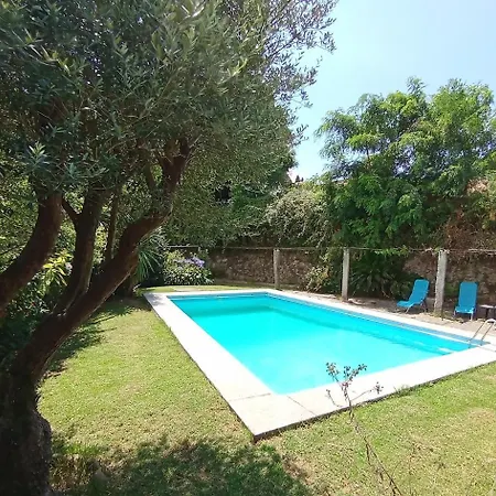 Casa De Piedra Con Jardin Y Piscina
