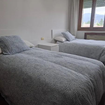 Casa De Piedra Con Jardin Y Piscina