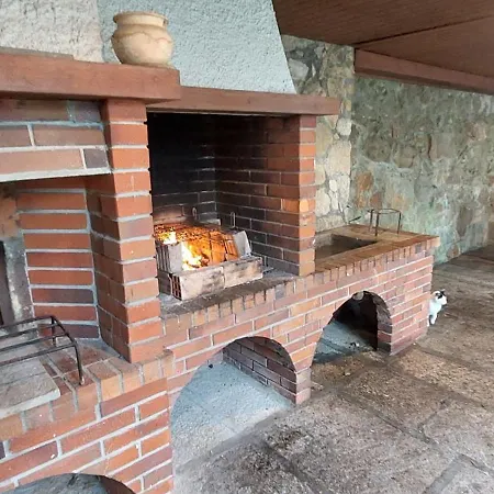 Casa De Piedra Con Jardin Y Piscina
